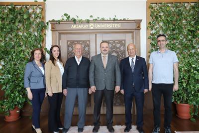 Rektör Arıbaş’tan hayırsever Mimar Aksoy’a teşekkür plaketi 
